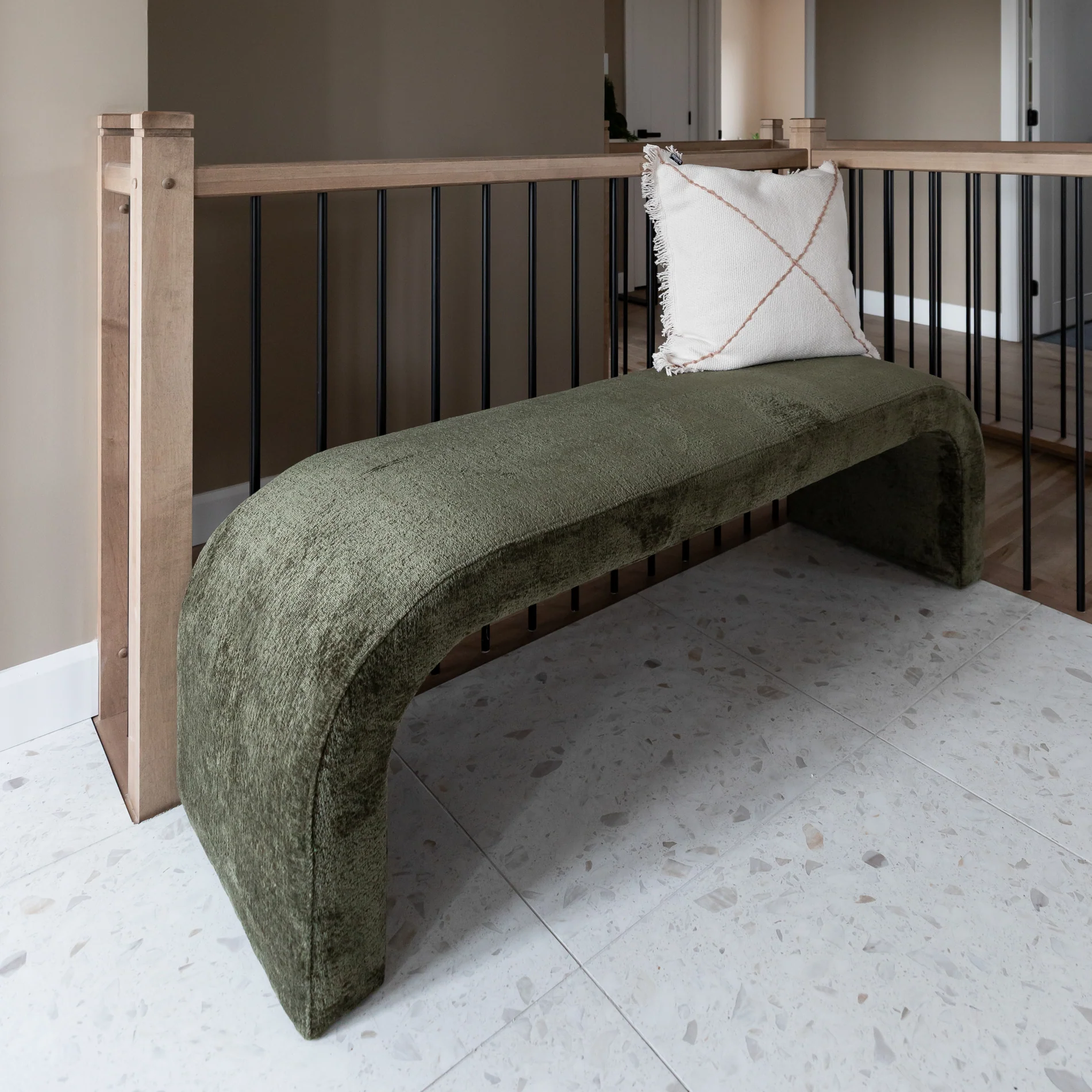 Banc en tissu chenille olive - Nara - Image 3
